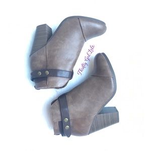 Breckelle’s Gail-22 Belted Chunky Heeled Booties